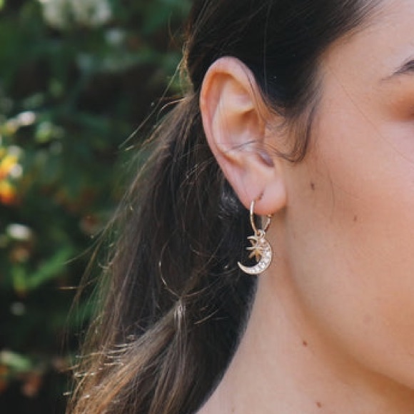 Moon and Star gold color earring - Picture 5 of 5